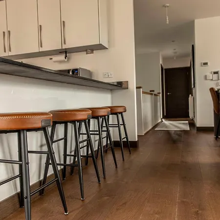 Maidstone Luxury Penthouse 3 Bedroom Apartment & Parking Exterior photo