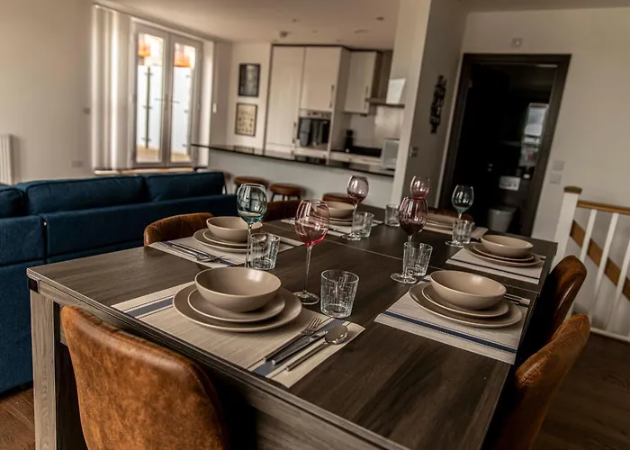 Maidstone Luxury Penthouse 3 Bedroom Apartment & Parking