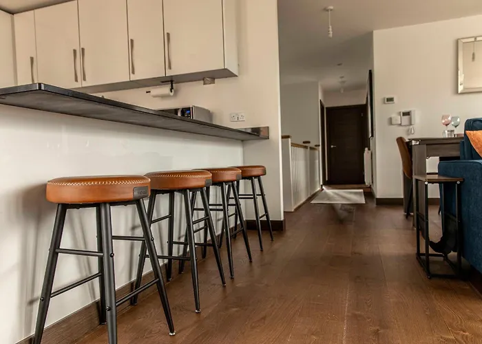 Maidstone Luxury Penthouse 3 Bedroom Apartment & Parking