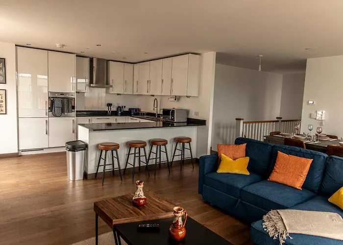 Maidstone Luxury Penthouse 3 Bedroom Apartment & Parking