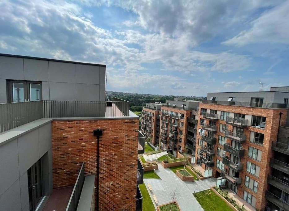 Luxury Penthouse 3 Bedroom & Parking Apartment *