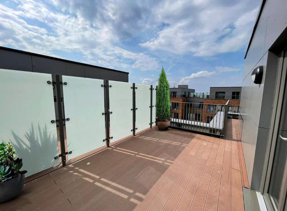 Luxury Penthouse 3 Bedroom & Parking *