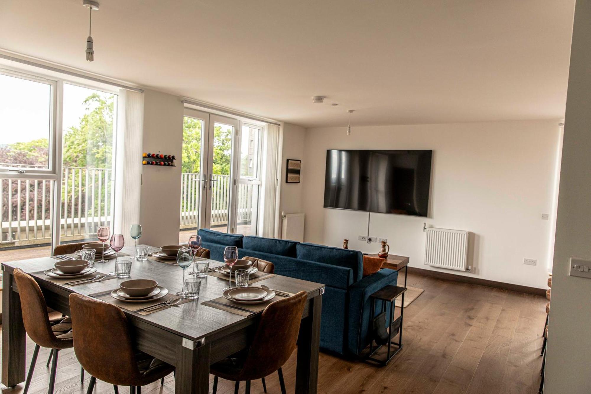 Luxury Penthouse 3 Bedroom & Parking Apartment