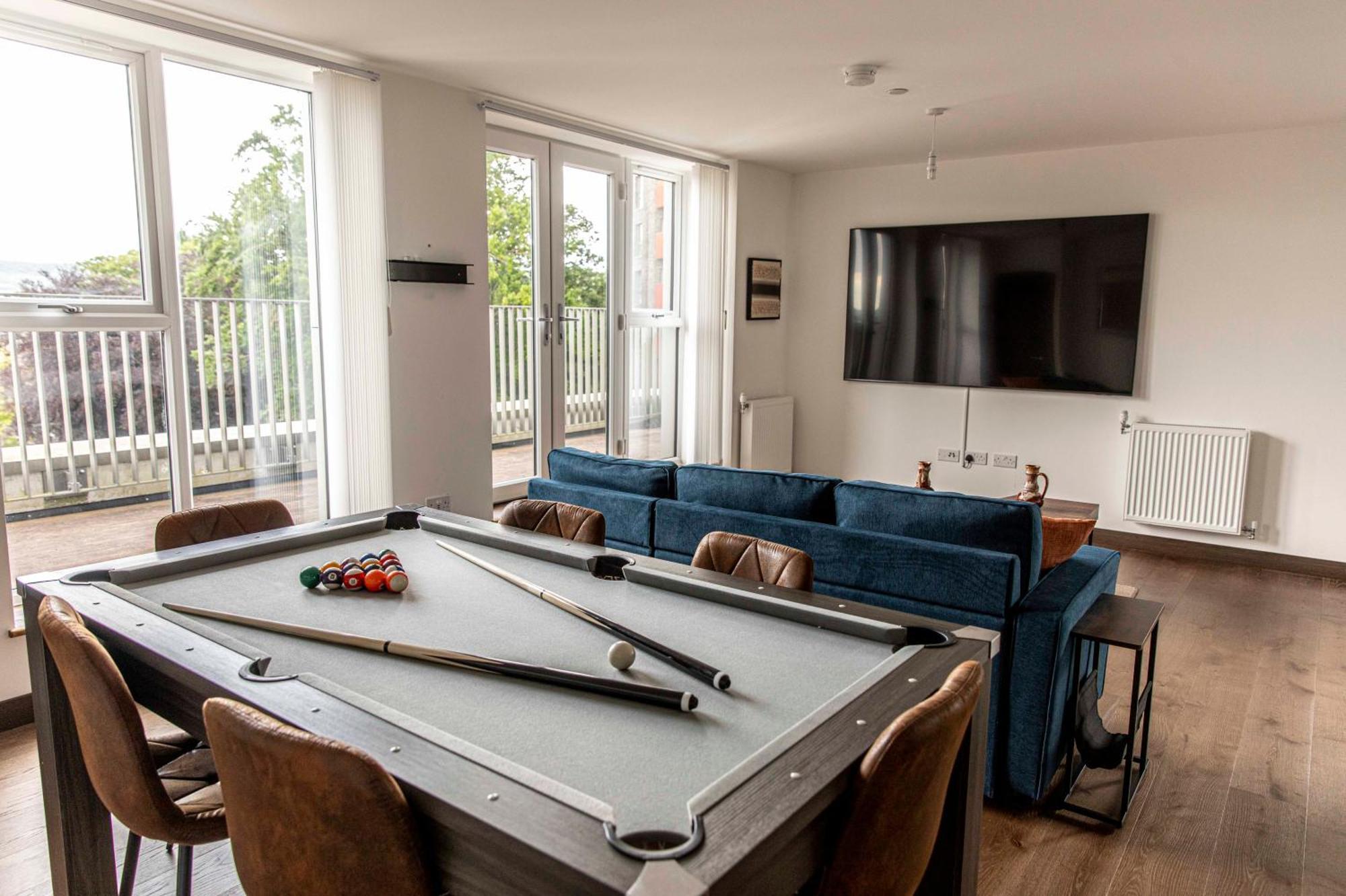 Luxury Penthouse 3 Bedroom & Parking Apartment