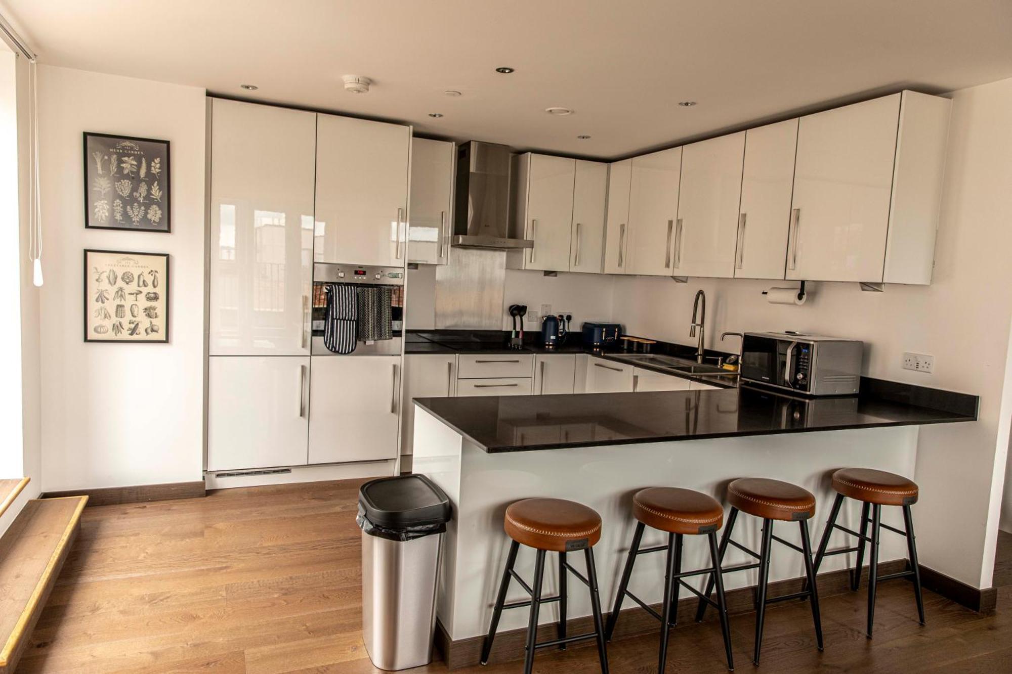 Apartment Luxury Penthouse 3 Bedroom & Parking *